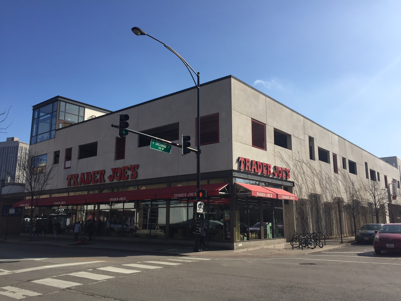 Trader Joes in Lincoln Park with ramp to full 2nd floor parking deck.